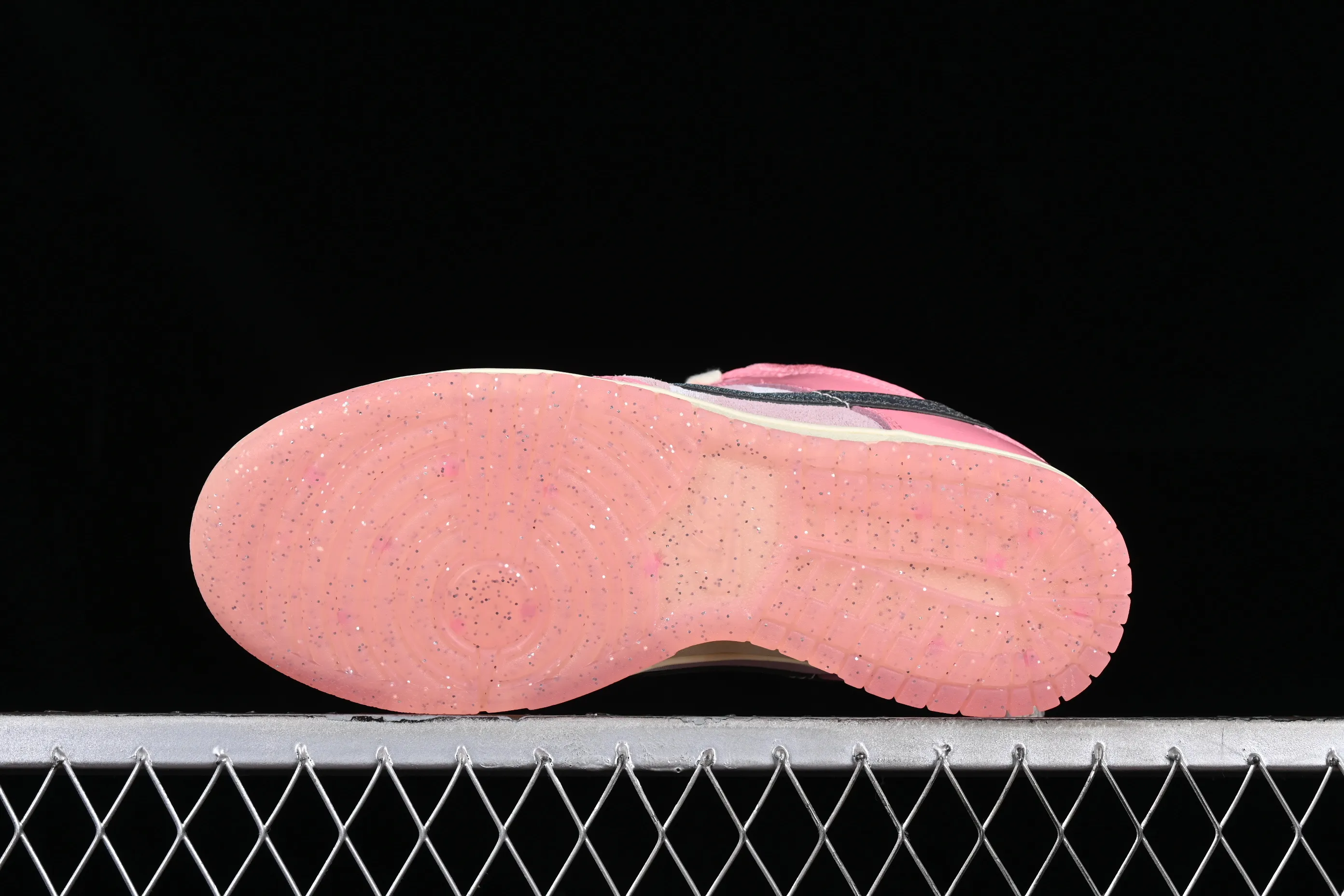 All categories Nk SB Dunk series Nk SB Dunk Low low-top sneakers C version Nk Dunk Low "Barbie" Barbie SB low-top sports and leisure sneakers FN8927-621
